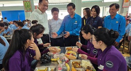 Hơn 8.200 lao động sum vầy trong "Bữa cơm tất niên Công đoàn"