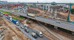 Cầu vượt Tân Vạn thử nghiệm phân luồng