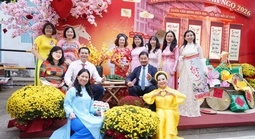 Bác sĩ khoe sắc áo dài tại Đường hoa bệnh viện