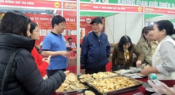 Đặc sản 3 miền tràn ngập hội chợ Tết, người Hà Nội nườm nượp mua sắm