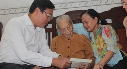 Phó Bí thư Thường trực Thành ủy TPHCM thăm Mẹ Việt Nam Anh hùng và trẻ em khó khăn