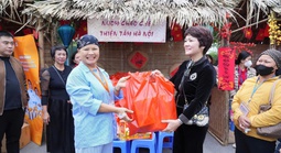 Đưa Tết ấm đến người bệnh