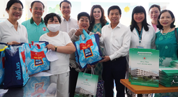 Người dân xúc động khi được khám bệnh, phát thuốc miễn phí