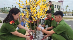 Rộn ràng “Phiên chợ Xuân” do Công an tỉnh An Giang tổ chức