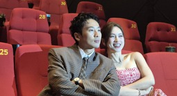 Tuấn Trần ngồi xe lăn, tình tứ với Phương Anh Đào