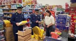 Kiểm soát chặt thực phẩm từ chợ, quán ăn đến bán online dịp Tết