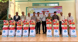 Phường Bình Tây gửi 200 phần quà đến người dân