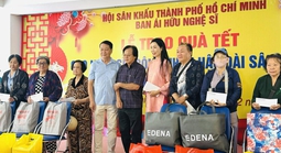 NSND Trịnh Kim Chi mang Tết đến sớm cho nghệ sĩ, công nhân sân khấu