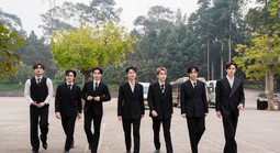 Fans vây kín nhóm UPRIZE trên xe bus