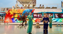 VIDEO: Du khách thích thú xem cồng chiêng Tây Nguyên trên buýt sông 2 tầng ở TPHCM