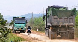 Công an Thanh Hóa phản hồi thông tin tỉnh lộ oằn mình "cõng" xe tải trọng lớn