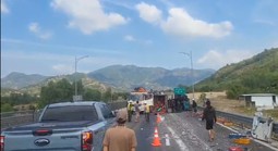 Tai nạn liên hoàn trên cao tốc Cam Lâm – Vĩnh Hảo, xe chở hải sản lật chắn đường