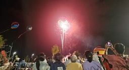 Mãn nhãn với màn bắn pháo hoa tại đô thị lấn biển Cần Giờ