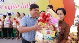 Trao 750 phần quà cho người nghèo, công nhân xa quê, trẻ em vượt khó học tốt