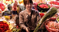 VIDEO: Khám phá chợ hoa lớn nhất Thủ đô Hà Nội dịp giáp Tết