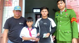 Nhặt được chiếc ví chứa nhiều tiền mặt, nam sinh cùng bố lập tức trình báo