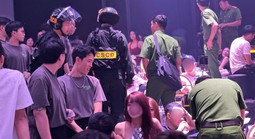 Cảnh sát cơ động TPHCM bất ngờ kiểm tra quán bar có 500 khách đang nhảy nhót