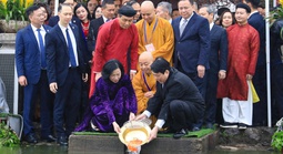 Chủ tịch nước Lương Cường cùng kiều bào dâng hương, thả cá chép