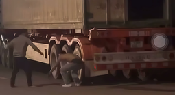 Người đàn ông bị đánh gục ở khu vực Cửa khẩu quốc tế Cha Lo