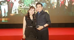 "Ông trùm phản diện" Hoàng Phúc đưa vợ trẻ "đi trốn"