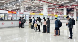 Cận Tết, hành khách đổ về các bến xe TPHCM