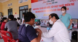 Gần 400 người dân khu vực biên giới được thăm khám, cấp thuốc miễn phí