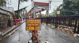 Kỹ sư dầm mình trong mưa lạnh để sửa chữa Cầu Long Biên