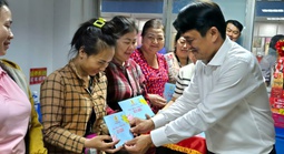 Lãnh đạo TPHCM thăm doanh nghiệp và chăm lo cho người lao động khó khăn