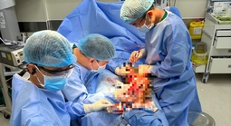 Bác sĩ TP HCM "giành lại" đôi chân cho thầy giáo Campuchia