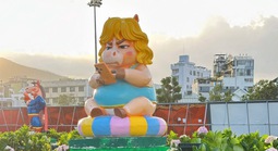 Linh vật ngựa “mặt cộc”, cầm iPhone ở Quy Nhơn gây sốt mạng xã hội