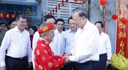 Tổng Bí thư Tô Lâm thăm và chúc Tết nhà nghiên cứu Nguyễn Đình Tư tại TPHCM