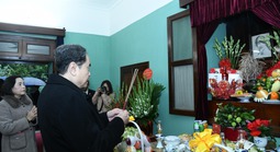 Chủ tịch Quốc hội Trần Thanh Mẫn dâng hương tưởng nhớ Chủ tịch Hồ Chí Minh tại Nhà 67