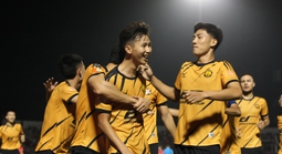 V-League 2025-2026: Đá bóng bằng đam mê liệu có trụ hạng? 