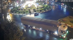 CLIP: Xe container cuốn xe máy, hai phụ nữ thương vong