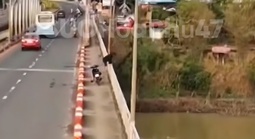 CLIP: Camera ghi lại cảnh nam thanh niên nhảy sông mất tích