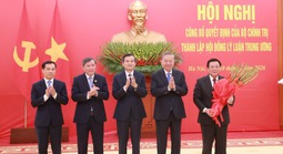 Tổng Bí thư Tô Lâm trao quyết định thành lập Hội đồng Lý luận Trung ương nhiệm kỳ 2026-2031