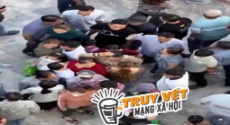 CLIP: Nghi vấn giật dây chuyền chớp nhoáng tại điểm du lịch nổi tiếng ở Cần Thơ