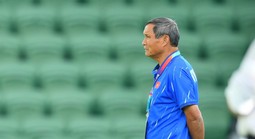 HLV Mai Đức Chung nói "thắng - thua là bình thường" và xin rút lui sau giải