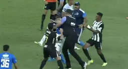 Vụ 23 cầu thủ nhận thẻ đỏ sốc ở Brazil: Chưa phải là kỷ lục tệ nhất