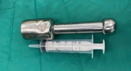 Thiếu niên 15 tuổi mắc kẹt chày kim loại dài 18 cm ở trực tràng