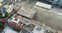 Cháy kho hàng ở TPHCM, cảnh sát PCCC chia ra nhiều hướng dập lửa