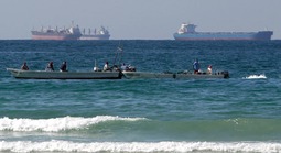 Iran tuyên bố "không 1 lít dầu nào" qua được Hormuz nếu Mỹ - Israel còn tấn công