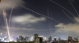 Iran tuyên bố mạnh mẽ về tên lửa tấn công các mục tiêu của Mỹ và Israel