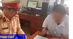 Tây Ninh xử phạt tài xế xe đưa rước công nhân không đóng cửa