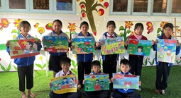 Học sinh đồng bào Xơ Đăng vẽ tranh cổ động bầu cử