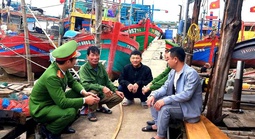 Công an "tới từng nhà, ra từng tàu thuyền" tuyên truyền công tác bầu cử