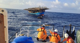 Tàu hải quân xuất phát cứu nạn 36 ngư dân tàu cá Quảng Ngãi trôi dạt trên biển