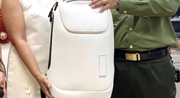 Bên trong chiếc balo trắng bị bỏ lại sân bay Đà Nẵng