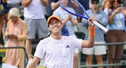 Learner Tien thành tay vợt trẻ nhất lịch sử Mỹ vào tứ kết Indian Wells