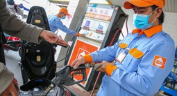 Giá dầu thế giới giảm, vì sao xăng dầu trong nước chưa thể "hạ nhiệt"?